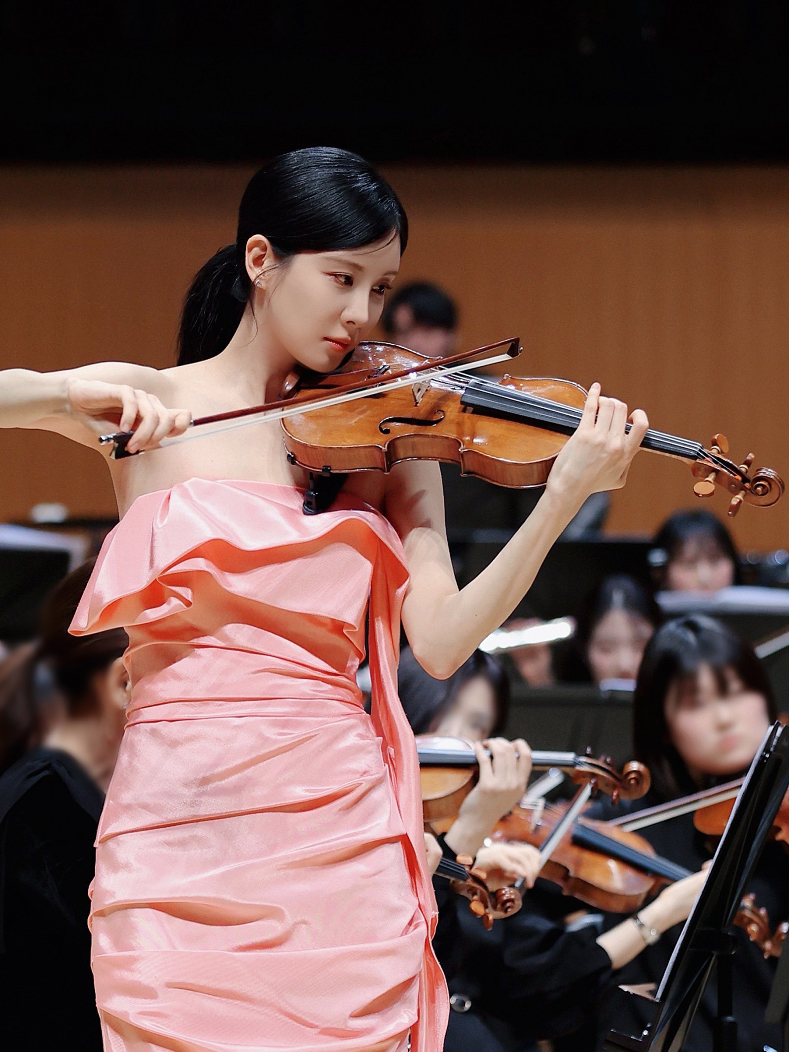 노란 수영복에 섹시한 몸매 어필하는 존예 처자