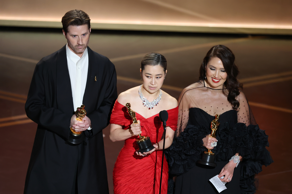 노란 수영복에 섹시한 몸매 어필하는 존예 처자