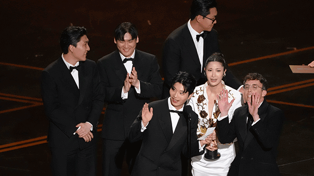 노란 수영복에 섹시한 몸매 어필하는 존예 처자