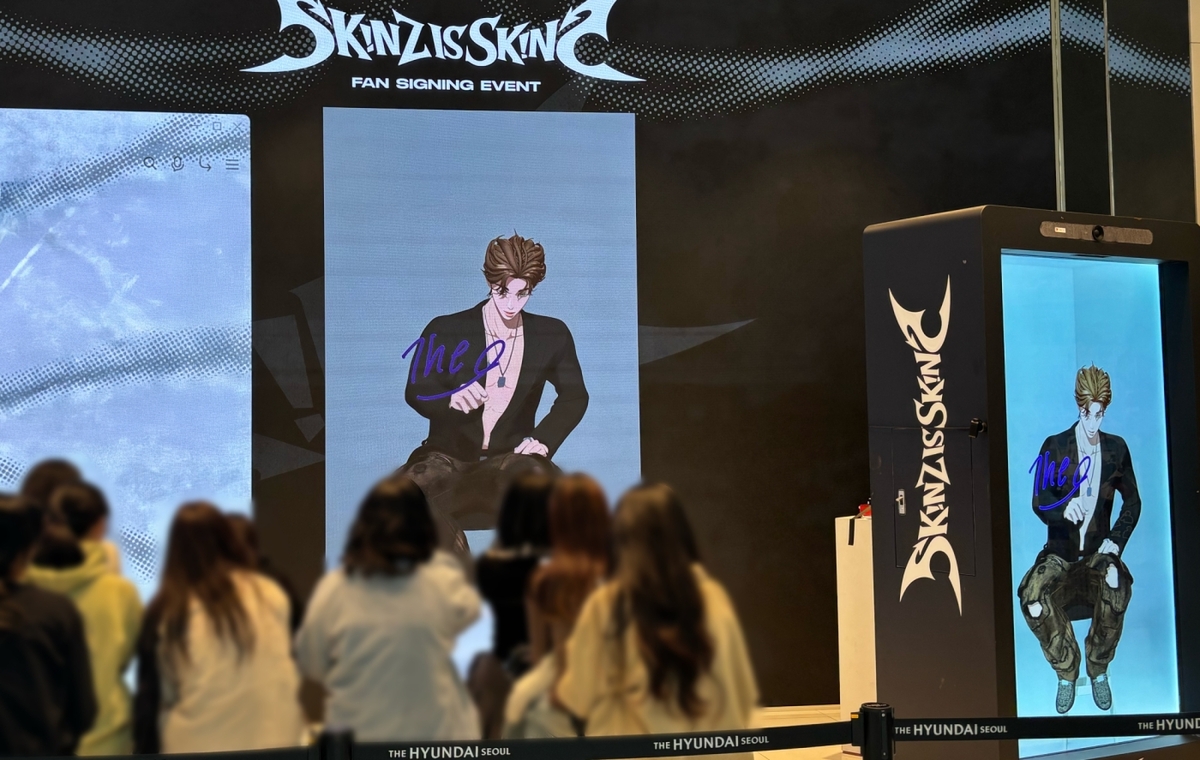 노란 수영복에 섹시한 몸매 어필하는 존예 처자