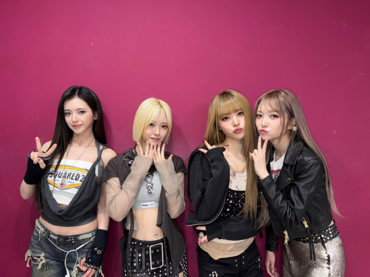 노란 수영복에 섹시한 몸매 어필하는 존예 처자