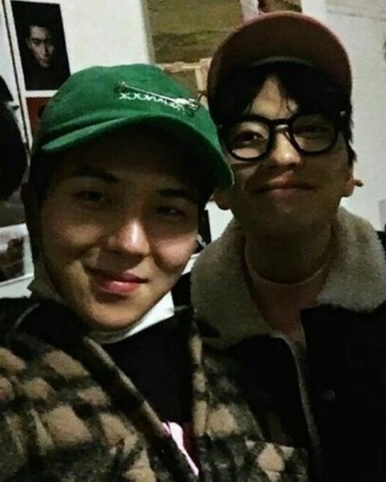 노란 수영복에 섹시한 몸매 어필하는 존예 처자