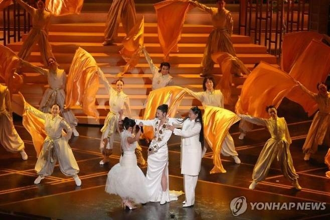 노란 수영복에 섹시한 몸매 어필하는 존예 처자