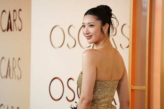 노란 수영복에 섹시한 몸매 어필하는 존예 처자