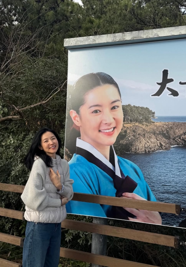 노란 수영복에 섹시한 몸매 어필하는 존예 처자