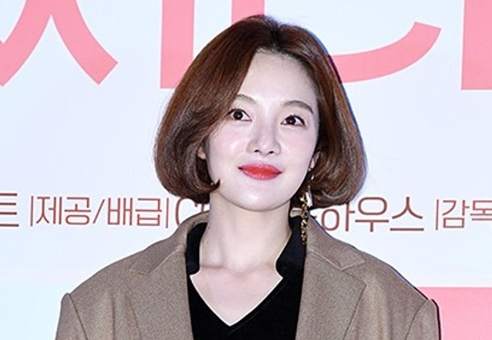 노란 수영복에 섹시한 몸매 어필하는 존예 처자