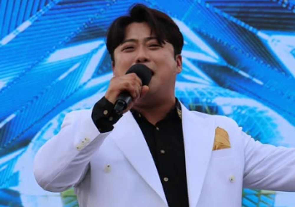 노란 수영복에 섹시한 몸매 어필하는 존예 처자