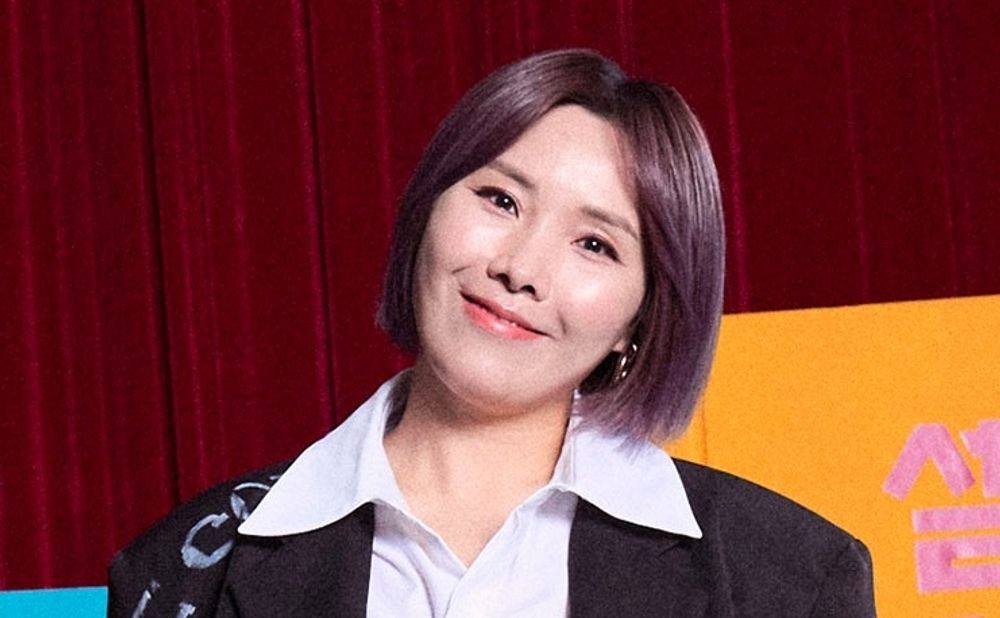 노란 수영복에 섹시한 몸매 어필하는 존예 처자