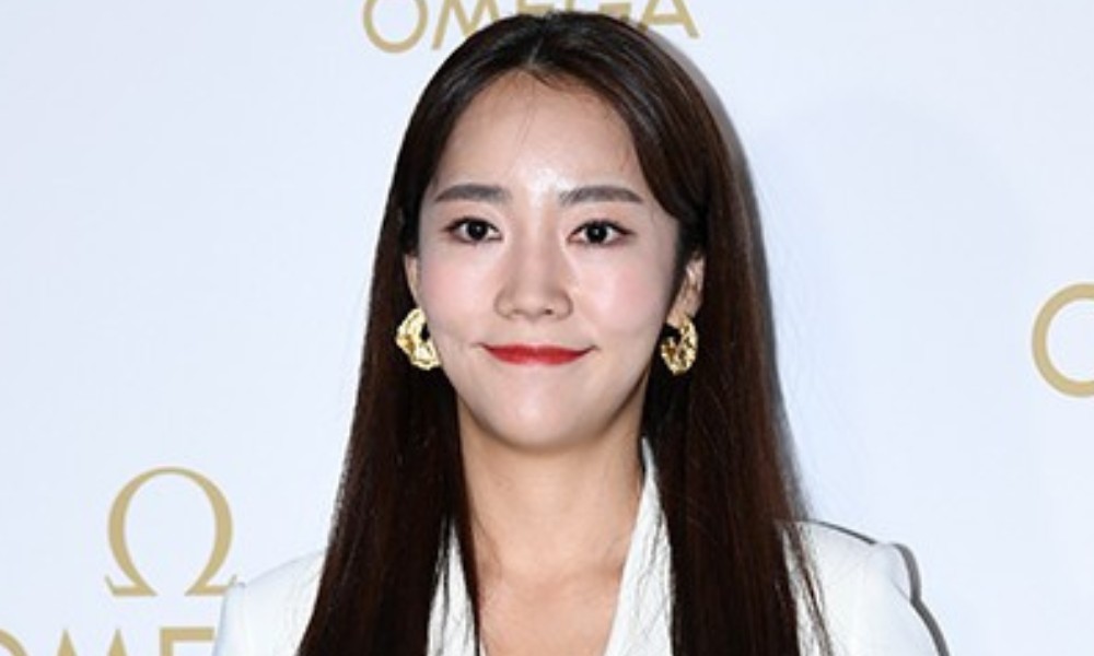 노란 수영복에 섹시한 몸매 어필하는 존예 처자