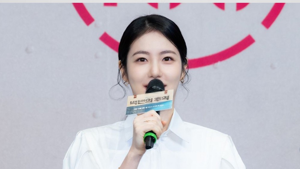 노란 수영복에 섹시한 몸매 어필하는 존예 처자