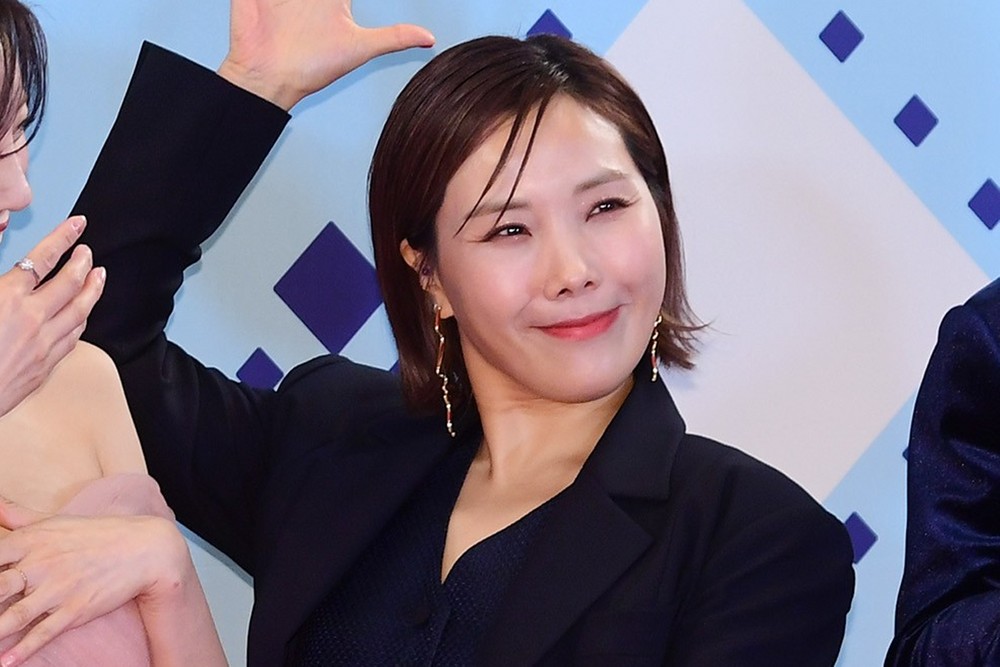 노란 수영복에 섹시한 몸매 어필하는 존예 처자