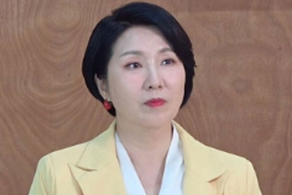 노란 수영복에 섹시한 몸매 어필하는 존예 처자