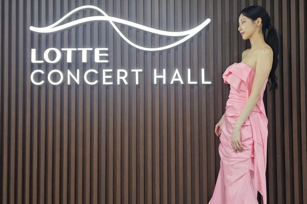 노란 수영복에 섹시한 몸매 어필하는 존예 처자