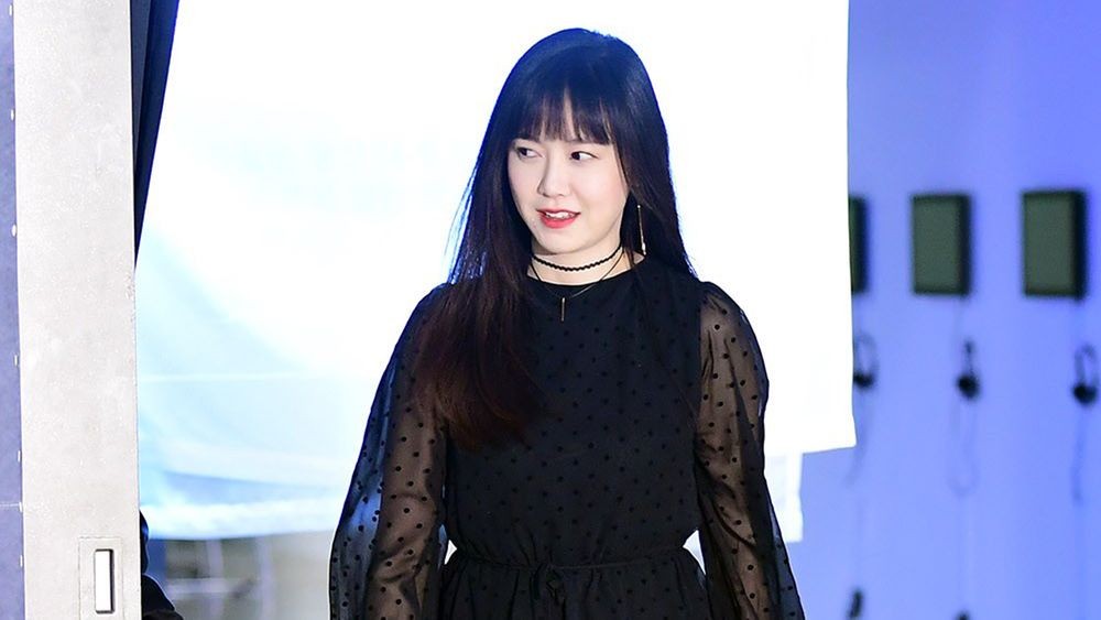 노란 수영복에 섹시한 몸매 어필하는 존예 처자