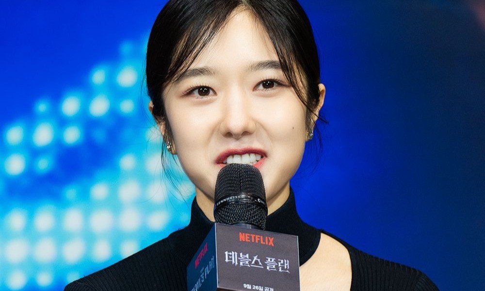 노란 수영복에 섹시한 몸매 어필하는 존예 처자