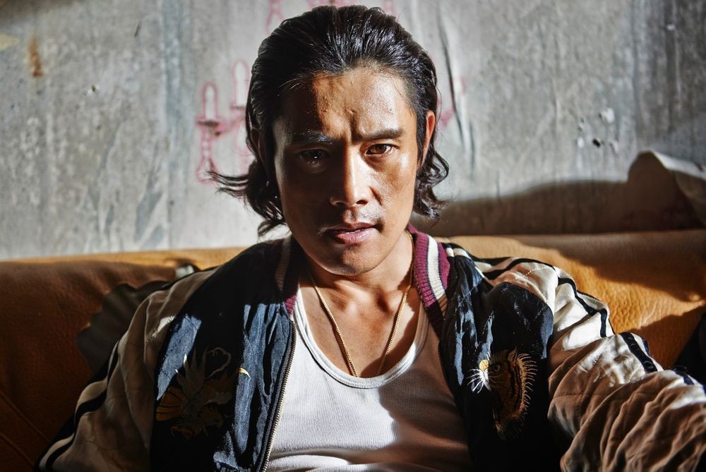 노란 수영복에 섹시한 몸매 어필하는 존예 처자