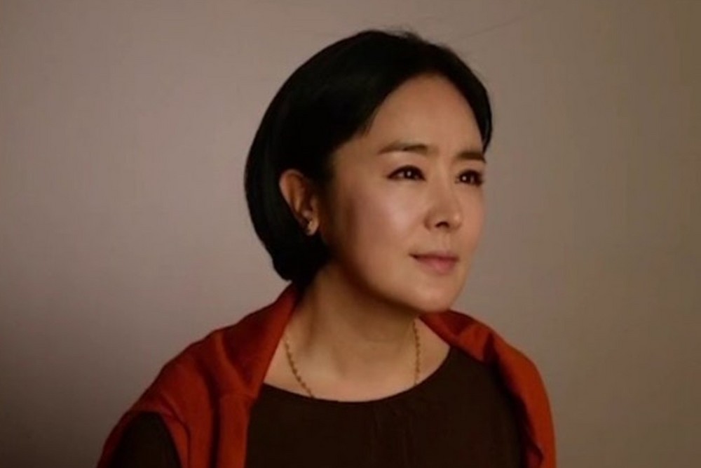 노란 수영복에 섹시한 몸매 어필하는 존예 처자