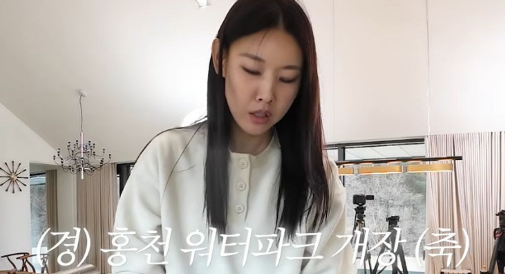 노란 수영복에 섹시한 몸매 어필하는 존예 처자