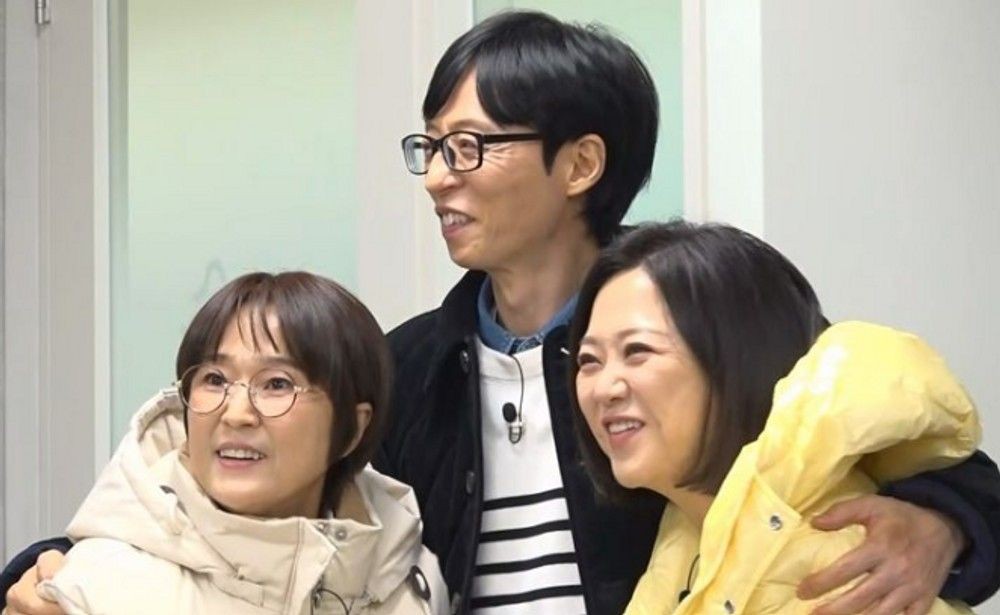 노란 수영복에 섹시한 몸매 어필하는 존예 처자