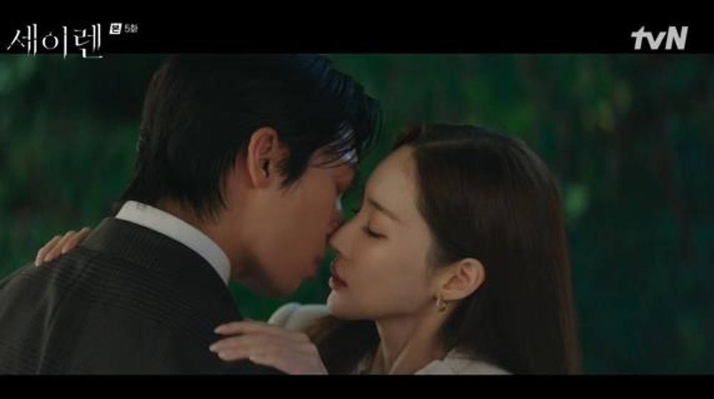 노란 수영복에 섹시한 몸매 어필하는 존예 처자