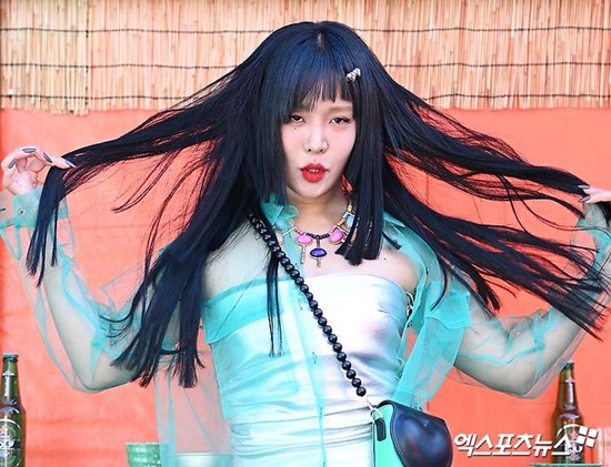 노란 수영복에 섹시한 몸매 어필하는 존예 처자