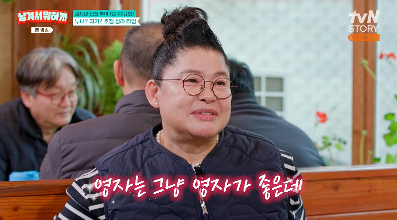 노란 수영복에 섹시한 몸매 어필하는 존예 처자