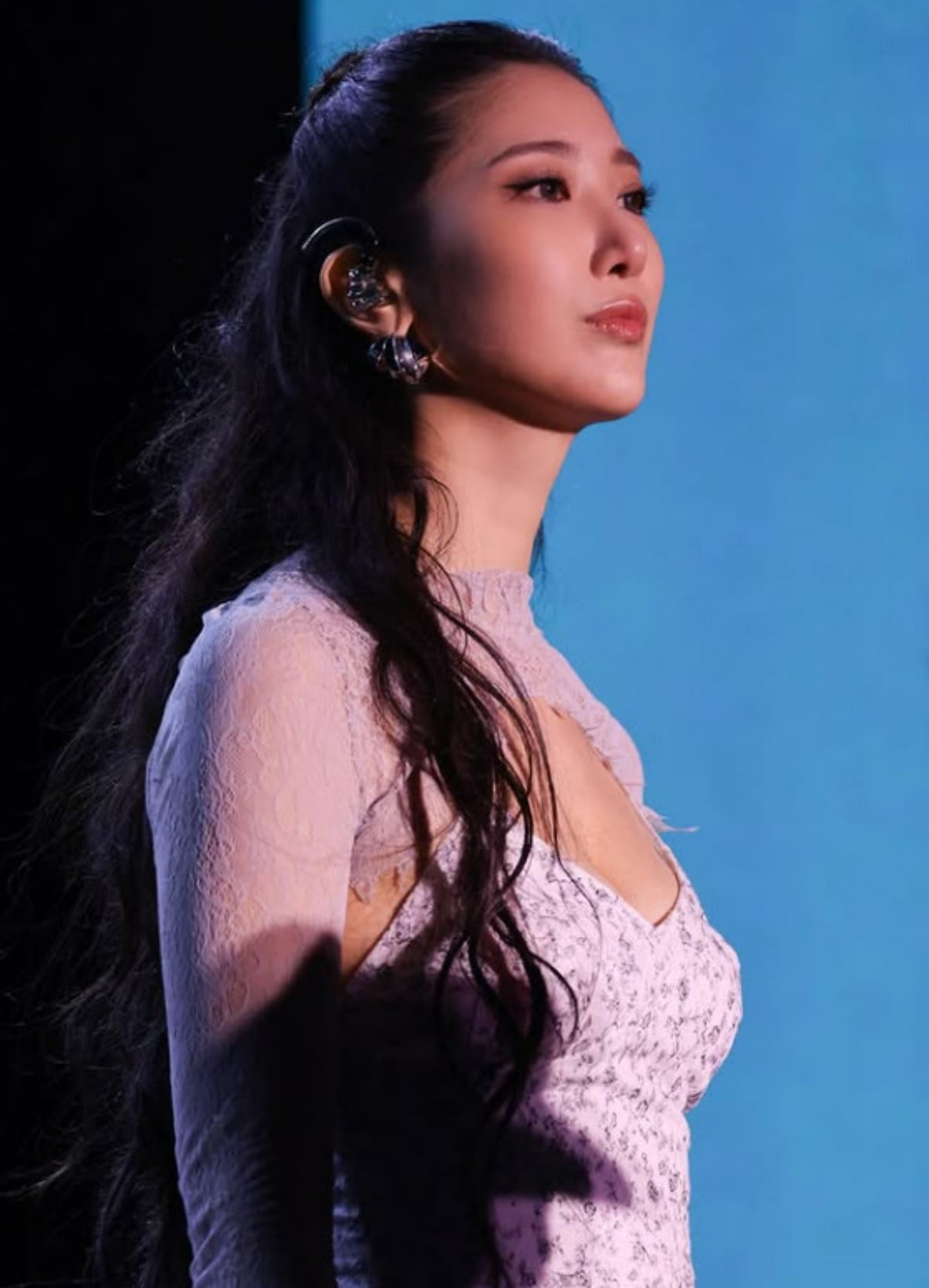 노란 수영복에 섹시한 몸매 어필하는 존예 처자