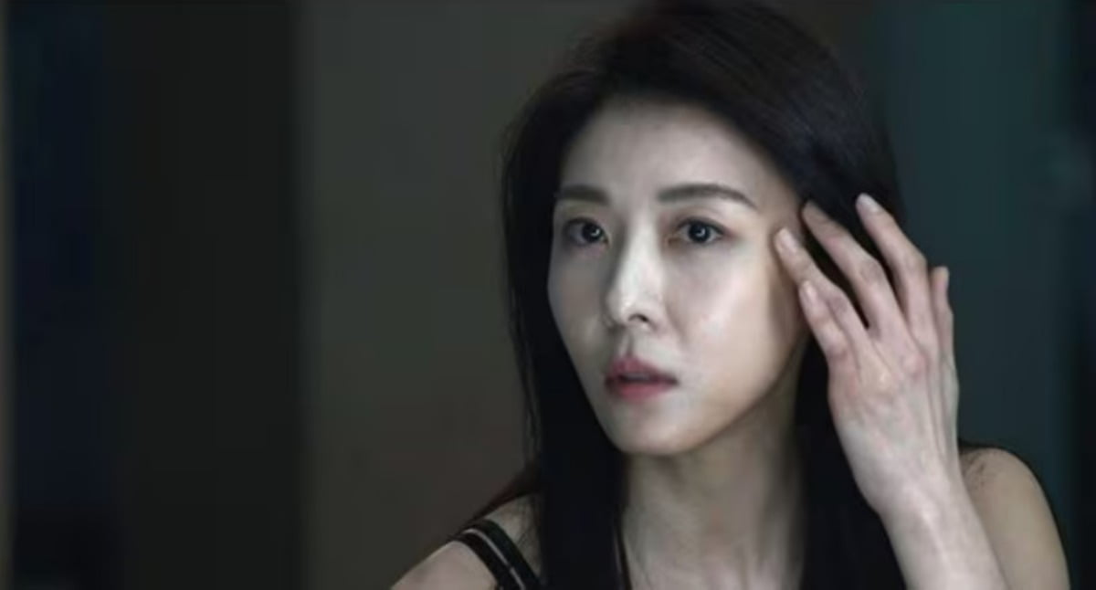 노란 수영복에 섹시한 몸매 어필하는 존예 처자