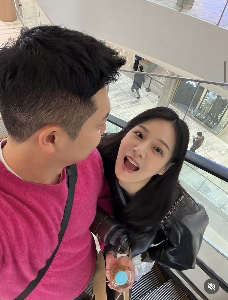 노란 수영복에 섹시한 몸매 어필하는 존예 처자