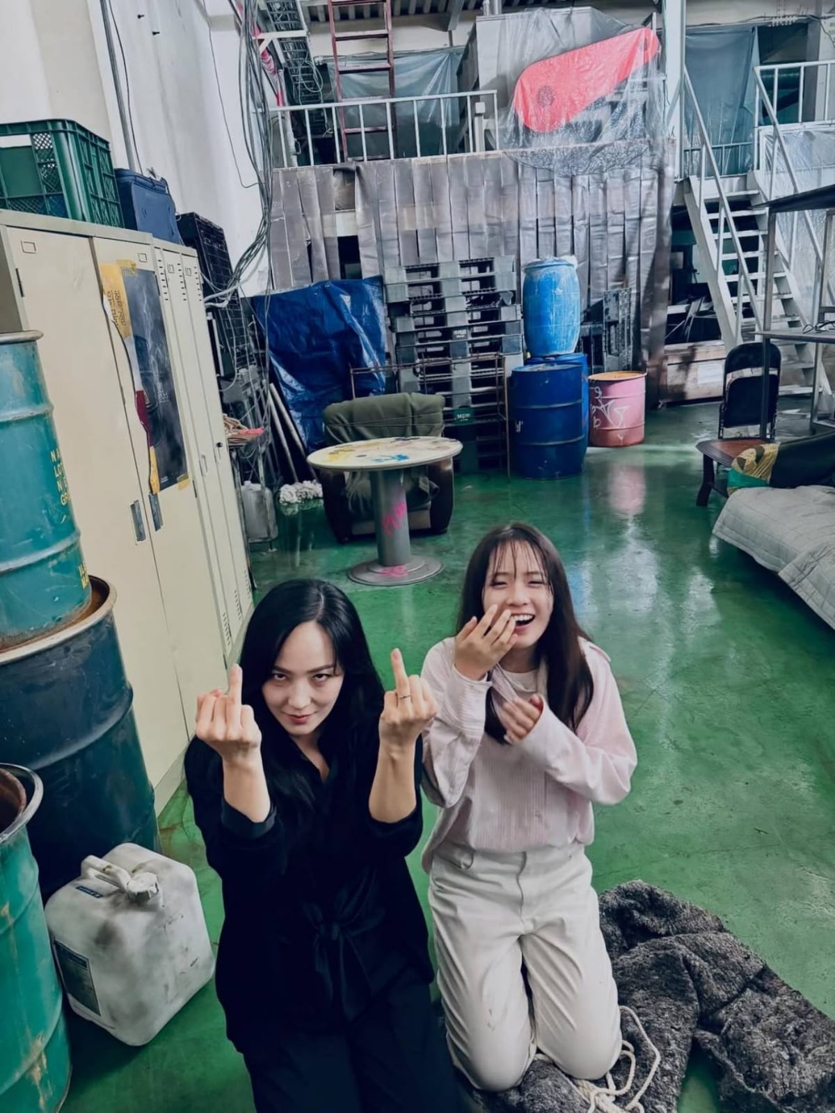 노란 수영복에 섹시한 몸매 어필하는 존예 처자