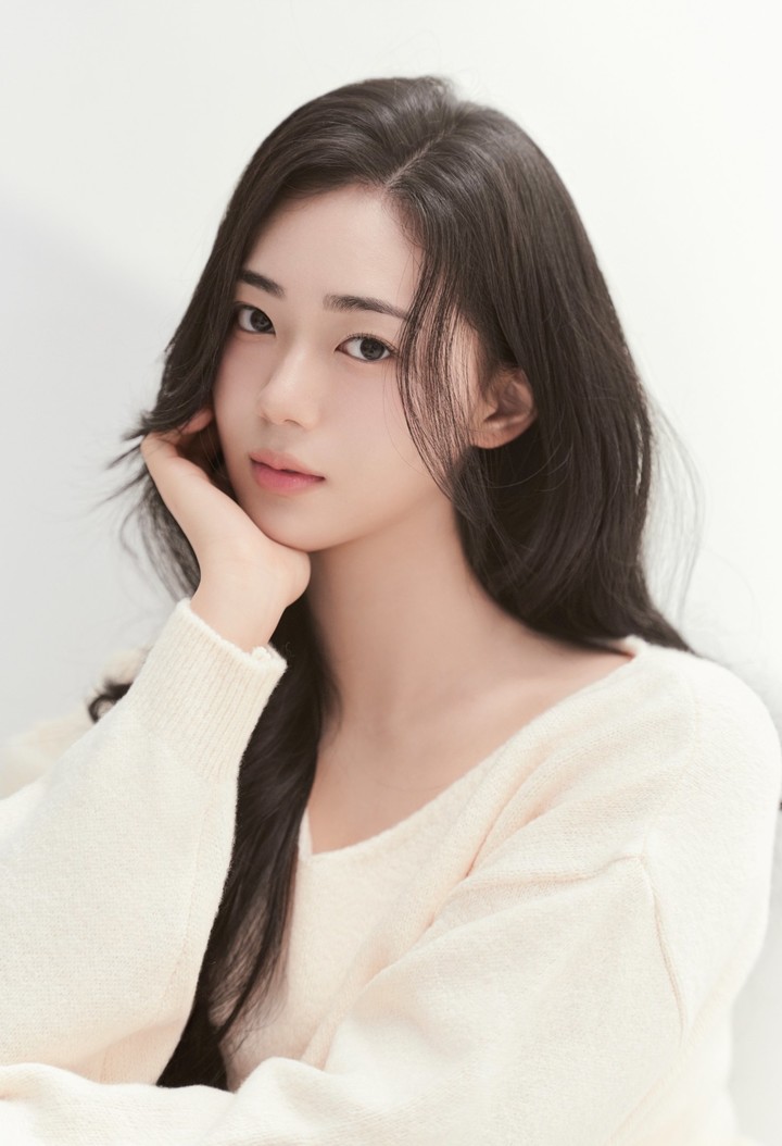 노란 수영복에 섹시한 몸매 어필하는 존예 처자