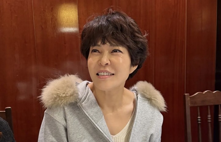 노란 수영복에 섹시한 몸매 어필하는 존예 처자