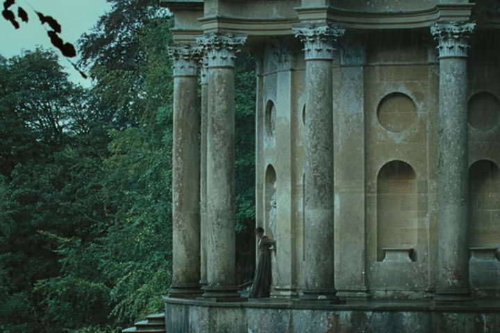 노란 수영복에 섹시한 몸매 어필하는 존예 처자