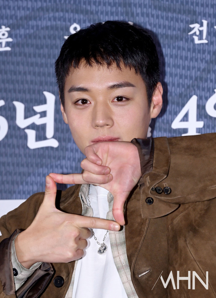 노란 수영복에 섹시한 몸매 어필하는 존예 처자