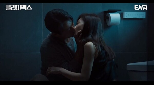 노란 수영복에 섹시한 몸매 어필하는 존예 처자