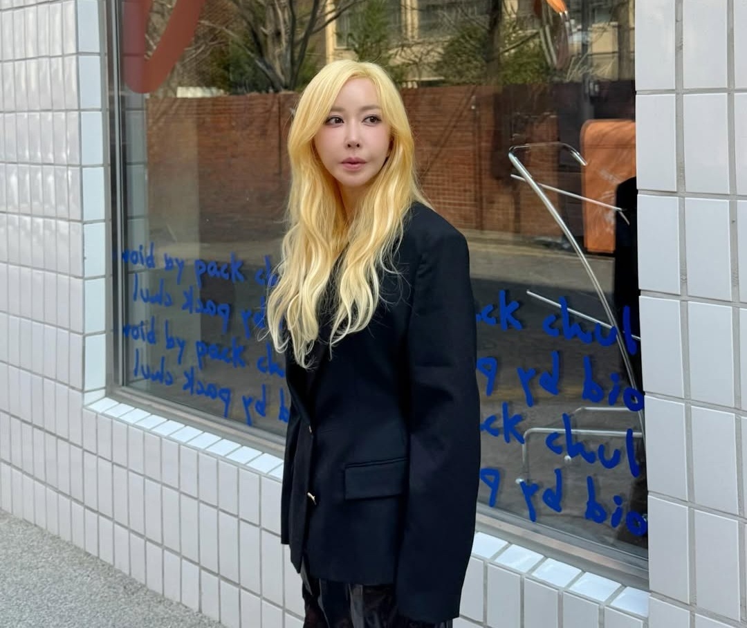 노란 수영복에 섹시한 몸매 어필하는 존예 처자