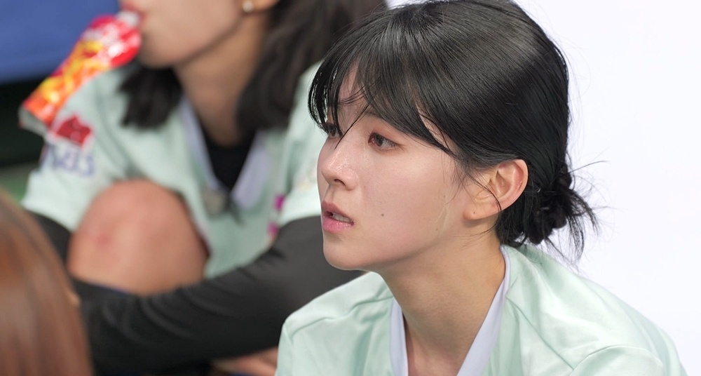 노란 수영복에 섹시한 몸매 어필하는 존예 처자