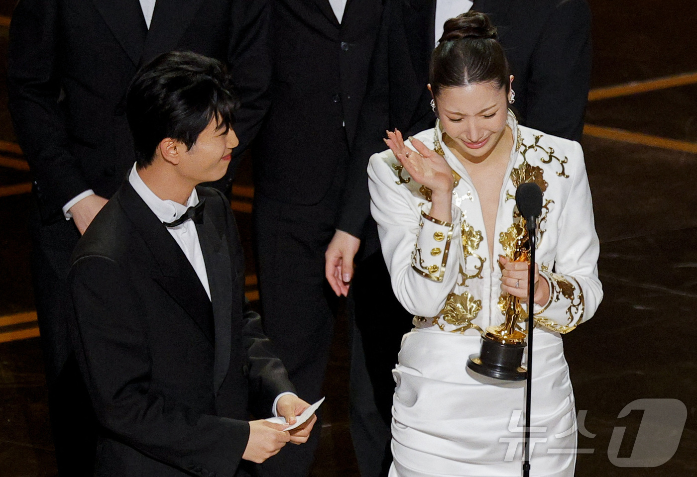 노란 수영복에 섹시한 몸매 어필하는 존예 처자