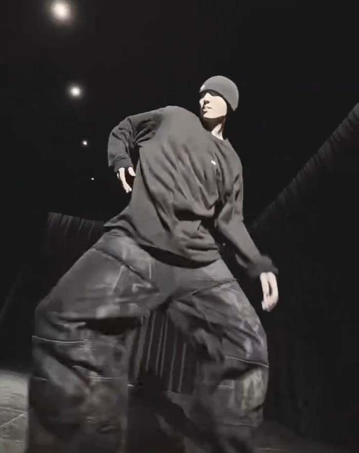 노란 수영복에 섹시한 몸매 어필하는 존예 처자