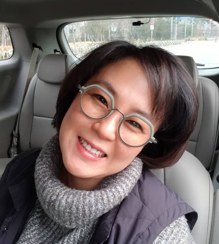 노란 수영복에 섹시한 몸매 어필하는 존예 처자