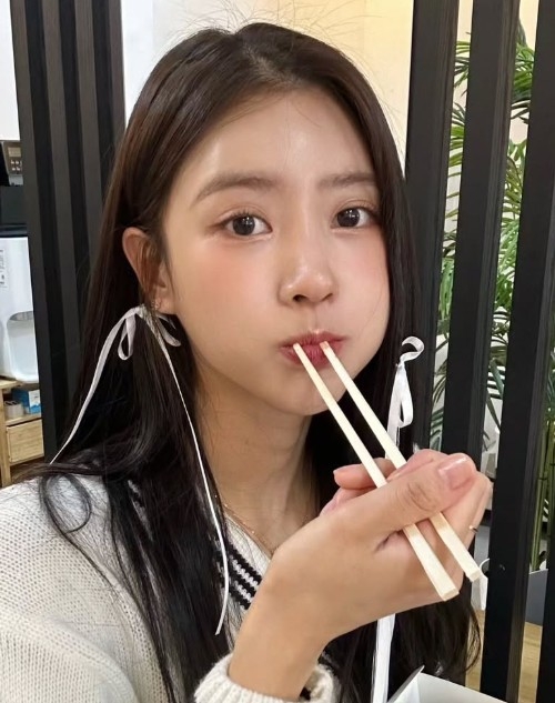 노란 수영복에 섹시한 몸매 어필하는 존예 처자