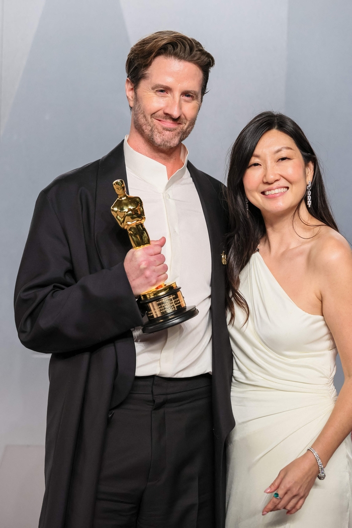 노란 수영복에 섹시한 몸매 어필하는 존예 처자