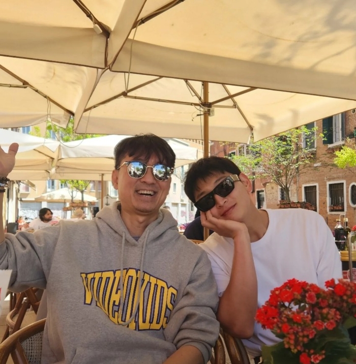 노란 수영복에 섹시한 몸매 어필하는 존예 처자