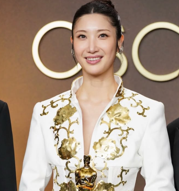 노란 수영복에 섹시한 몸매 어필하는 존예 처자