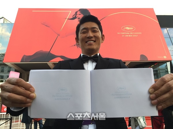 노란 수영복에 섹시한 몸매 어필하는 존예 처자