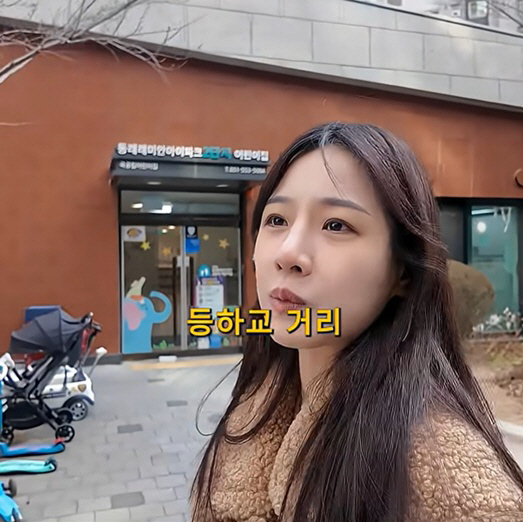 노란 수영복에 섹시한 몸매 어필하는 존예 처자