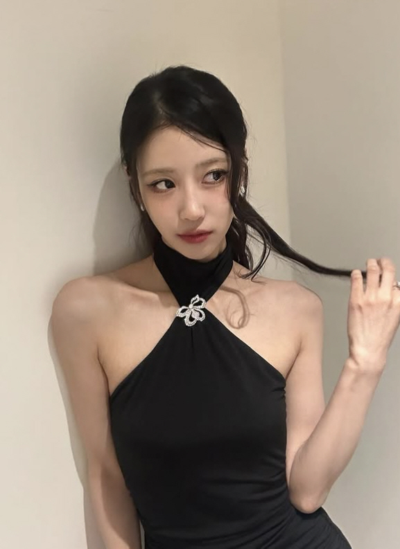 노란 수영복에 섹시한 몸매 어필하는 존예 처자