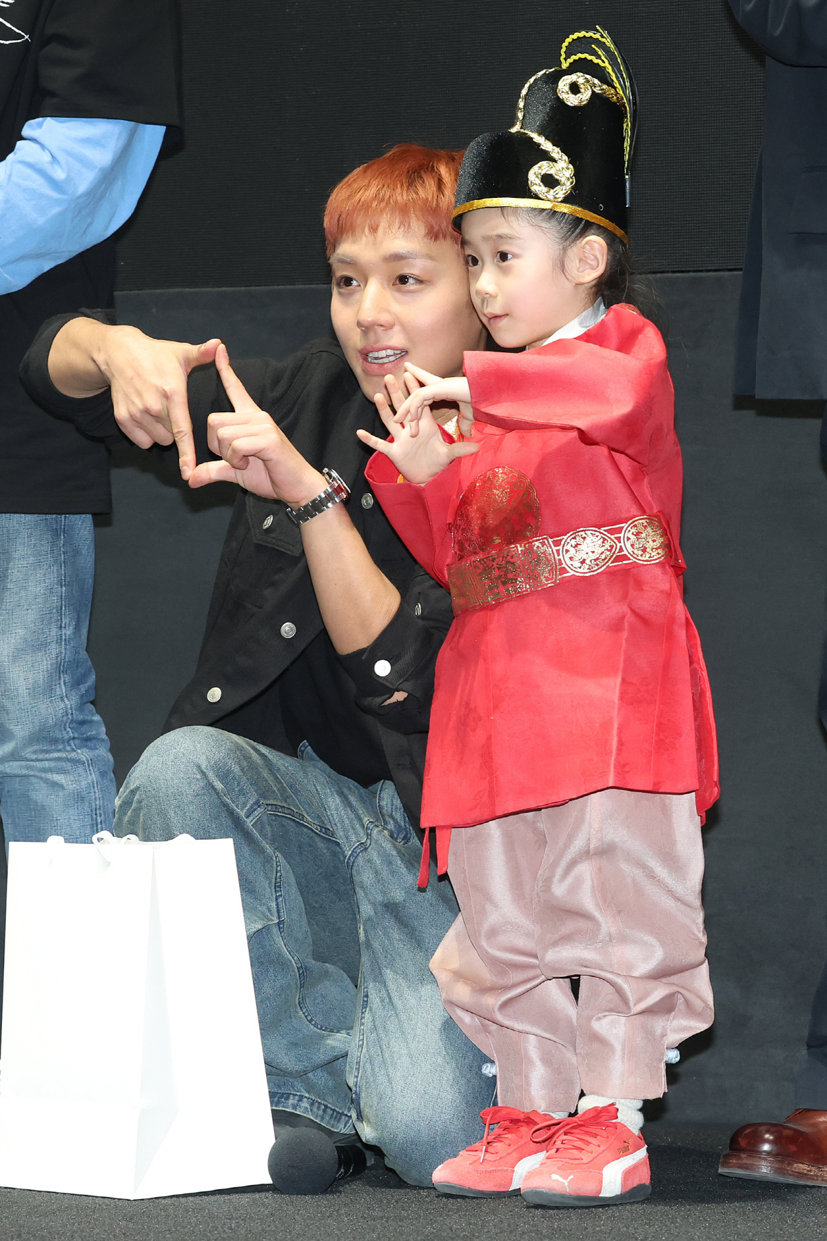 노란 수영복에 섹시한 몸매 어필하는 존예 처자