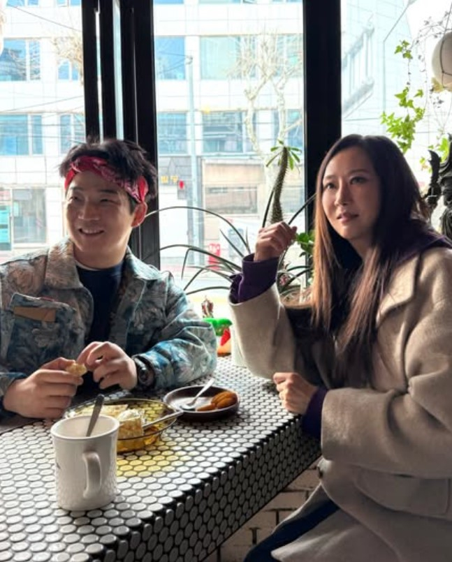 노란 수영복에 섹시한 몸매 어필하는 존예 처자