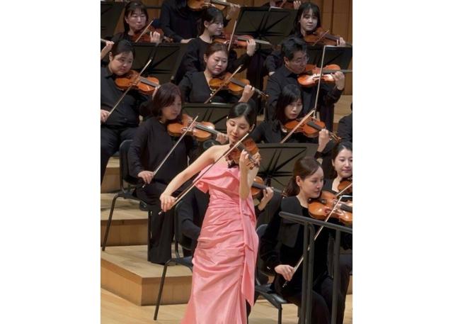 노란 수영복에 섹시한 몸매 어필하는 존예 처자